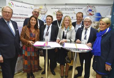 Vendredi 30 septembre à Dammarie-les-Lys. Les signataires de la convention aux côtés du député Jean-Louis Thiériot et des sénateurs Pierre Cuypers, Anne Chain-Larché et Claudine Thomas.