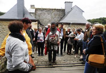 Au château médiéval de Bouillon, les anciens sont accueillis par un chevalier qui les a guidés tout au long du parcours et leur a dispensé un cours d’histoire belge.