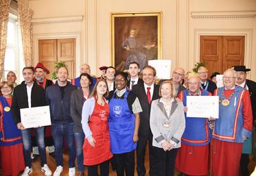Melun, samedi 1er octobre. Les lauréats du Concours du meilleur brie de Melun et le jury jeunes entourés d'élus et de représentants de la confrérie aux tenues bleu et rouge.