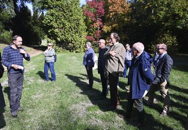 Michel Linsenmeyer, garde-forestier de l'Arboretum de la Fosse, explique son histoire aux adhérents de Fransylva	41.