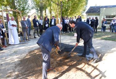Le 6 octobre, à Anet. Le maire de Dreux, Frédéric Billet (à d.), a été mis à contribution pour planter un arbre symbolique lors du Partners' day du LPAP.