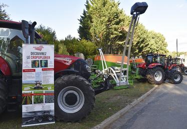 Lizy-sur-Ourcq, mercredi 5 octobre. Au premier plan, le système Cropxplorer d'Amazone installé sur un tracteur Case IH.