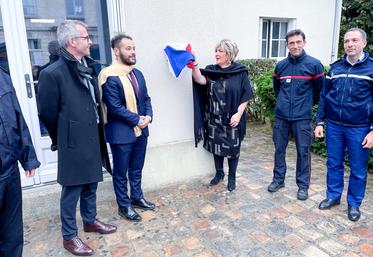 Jeudi 13 octobre, à Chartres. Le préfet, Françoise Souliman, dévoile la plaque lors de l'inauguration du Centre opérationnel départemental.