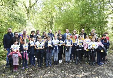 Bombon, mardi 4 octobre. Les élèves de CM2 munis de leur livret-jeune prêts à jouer les explorateurs aux côtés de leurs enseignants et des officiels.