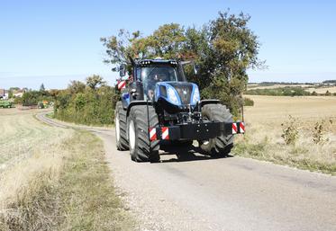 Un tracteur non attelé, homologué à 50, 60 km/h ou plus, peut circuler sur la route à son allure maximale, en respectant bien sûr les limitations de vitesse signalées par les panneaux.