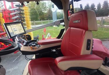 Le volume de la cabine a été augmenté de 7,5	%. Tout a été pensé pour le confort de l’opérateur, avec notamment un siège Grammer à suspension ­latérale, ventilé et chauffé.