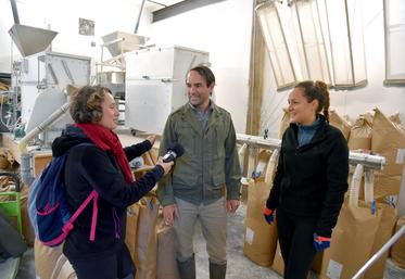 Aude Richard (à g.) et Julia Droubitch (à d.) ont interviewé Julien de Clédat dans son nouveau moulin.