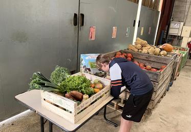 Voisenon. Dégustation de soupe de saison, vente de farine de la Ferme de Forest et exposition d'un artiste local à la Cueillette de Voisenon, sans oublier le jeu Quel est le poids d'un panier de fruits et légumes ? 