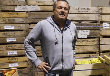 Fabien Vassout, arboriculteur à Gambais (Yvelines), attend avec une certaine appréhension son nouveau contrat d'électricité.
