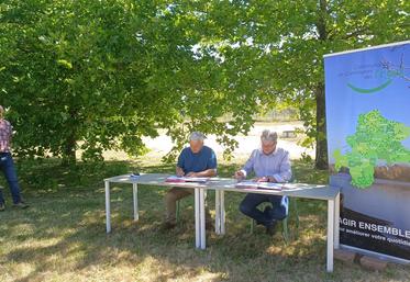 Jean-Marie Fortin, président de la chambre d'Agriculture, et Frédéric Mura, président de la communauté de communes des Loges, lors de la signature de convention, le 12 juillet dernier.