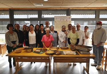 Les sept stagiaires ont pu préparer durant leur journée de formation différents plats que les élus locaux ont ainsi pu découvrir et déguster. 