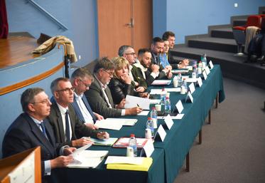 Lundi 17 octobre, à Sours. Aux côtés des présidents des associations de maires, du directeur des Territoires et de ses sous-préfets, le préfet d'Eure-et-Loir, Françoise Souliman, a conclu les Assises de la ruralité.