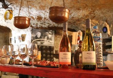 À la fin de chaque visite guidée au sein des galeries troglodytiques, une dégustation accord mets et vin est disponible afin de pouvoir déguster les différentes cuvées du domaine des Tabourelles. 
