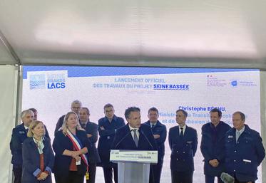 Châtenay-sur-Seine, jeudi 13 octobre. Christphe Béchu, ministre de la Transition écologique, a lancé officiellement le début des travaux de l'aménagement Seine Bassée.