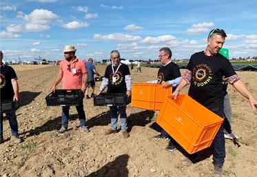 Lors des Terres de Jim début septembre, Solaal CVL avait organisé une chaîne du don et a pu bénéficier du glanage des parcelles de pommes de terre et oignons. 