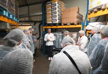 Le 7 octobre, à Maslives. Jonathan Chigot, directeur de la Biscuiterie de Chambord, a présenté les locaux de la biscuiterie aux acteurs de la filière ­céréalière.