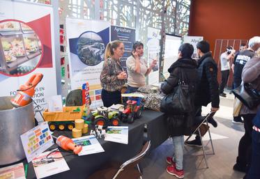 Le 19 octobre, à Chartres. Les organismes de formation, comme le CFA de La Saussaye, ont investi le hall de la Chambre pour informer sur leurs offres.