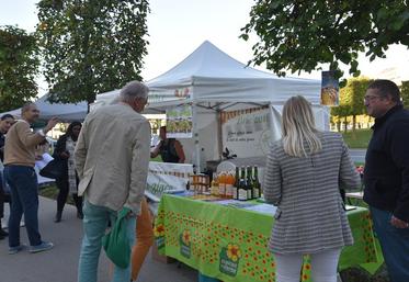 Jeudi 6 octobre. Premier marché de plein air pour «	Le Marché de nos producteurs	» devant le bâtiment Osmose du Crédit agricole Brie-Picardie.