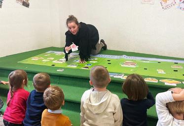 Les élèves de maternelle et CP de l'école de Meaulne, dans le Cher, ont inauguré le dispositif. Baptiste et Marie Leroy ont accueilli ces classes au cSur de leur exploitation en polyculture-élevage.