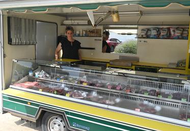 Magali Masson est présente sur plusieurs marchés pour proposer ses produits de terroir et faire découvrir sa viande locale.