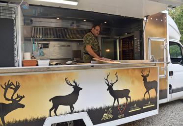 Réau, mardi 4 octobre. Le food-truck de Franck Assimon est facilement identifiable.