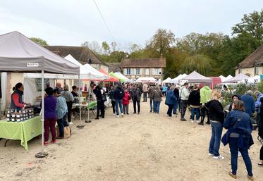 Le 30 octobre, à Broué. Plus de 3	000 personnes se sont déplacées pour fêter le safran de la famille De Smet.