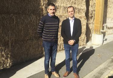 Le 6&nbsp;octobre, à Prunay-sur-Essonne, Jean-Raymond Vanier (à g.), le PDG de la Société nouvelle Gâtichanvre, aux côtés du directeur, Delphin Pallu.