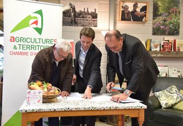 Le 7 novembre, à Pithiviers-le-Vieil. Jean-Marie Fortin, Marc Bouron et Marc Gaudet (de g. à d.) signent la convention de partenariat logistique et social.