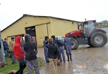Brie-Comte-Robert, lundi 17 octobre. L'initiation à la conduite, une première pour certains élèves, est toujours très motivante pour les jeunes, même sous la pluie.