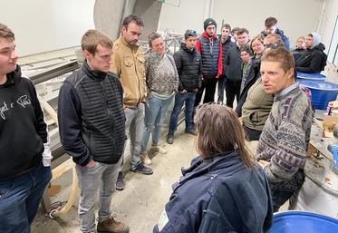Mardi 8 novembre, à Dammarie. L'apiculteur Jean-François Billard (à d.) décortique tous les secrets du métier pour les participants de la Journée découverte de la diversification de la Chambre.