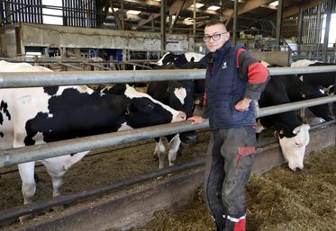 Antoine Lepoittevin élève ses vaches laitières avec passion. Selon lui, il se doit «	d’animer son métier et diffuser son savoir	».