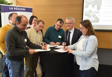 Lundi 14 novembre, à Olivet. Élaborée par l'agence régionale Dev'Up, la charte d'engagement partenaire C du Centre a été signée par l'ensemble des associations de restaurateurs de la région, notamment par Sabine Brochard (à d.), présidente des Toques du Loiret.