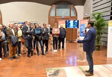 Provins, lundi 7 novembre. Clément Torpier présente la facette agriculture et biodiversité, alors que le sol est mis en avant sur l'espace de la chambre d'Agriculture.