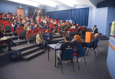 Jeudi 17 novembre, à Sours. Une table ronde a lancé la première journée des Défis de l'agroforesterie dans un amphithéâtre de La Saussaye bien garni.