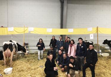Les élus régionaux Jeunes agriculteurs ont arpenté les allées du salon avant de poser le temps d'une photo devant les vaches loirétaines d'Alicia Guérin.