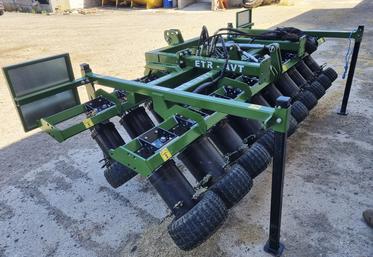 L’arracheuse ARK dispose de deux rangées de roues inclinées.