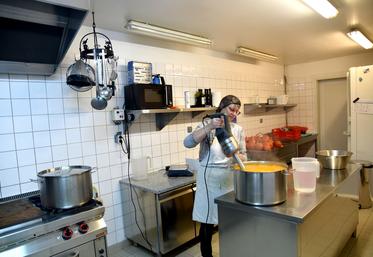 La Ferté-Gaucher, jeudi 24 novembre. À la conserverie de La Larnière, l'heure est à la préparation des soupes de potimarron.