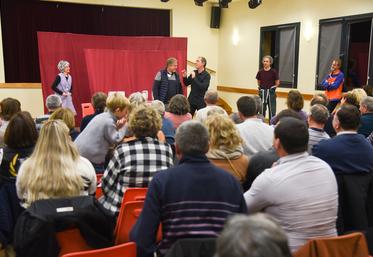Vendredi 18 novembre, à Argenvilliers. Sollicités, les spectateurs n'ont pas trop hésité à monter sur la scène lors de la soirée Les Moissons du lien de la MSA.