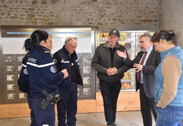 Guercheville, lundi 28 novembre. Échanges avec le sous-préfet de Fontainebleau devant les casiers qui proposent de multiples produits locaux dont ceux de la ferme.