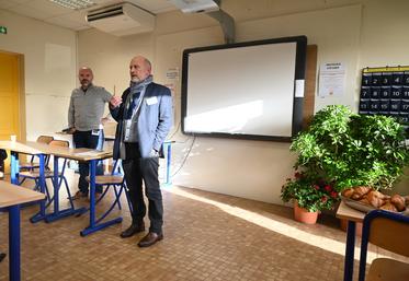Christophe Roux, directeur de l'EPL* de Vendôme, Blois et Montoire, accueille les exploitants agricoles vendredi 18 novembre à Montoire-sur-le-Loir pour une réunion au sujet de l’apprentissage. 