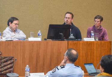 Le 28 novembre, à Chartres. Les services de la Chambre, représentés en session par Patricia Huet, Marc Guillaumin et Francis Golaz (de d. à g.), se doivent d'anticiper les évolutions du climat.