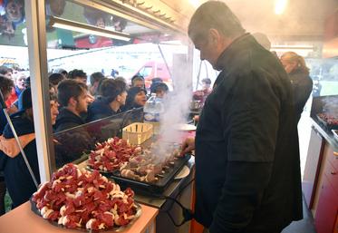 Mercredi 30 novembre, à Orléans. Après avoir disputé leurs matchs, les jeunes joueurs étaient ravis de goûter aux brochettes servies par Interbev*.