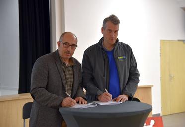 Jeudi 1er décembre, à Bellegarde. Thierry Rondeau et Vincent Boddaert, présidents des fédérations des Cuma* du Loiret et de l'Île-de-France, ont signé une convention partenariale.