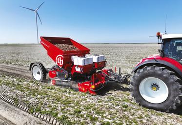 La Structural 4000 Smart-Float combine le travail du sol, la plantation et la ­formation de buttes en un seul passage.