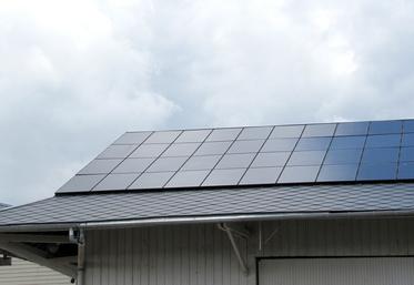 Le déploiement de panneaux sur le pan de toiture le mieux exposé au soleil peut contribuer à fournir près de 50	% de l’énergie consommée par l’installation de stockage. 