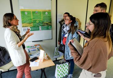 Jeudi 1er décembre, à Blois. Les élèves de quatre établissements agricoles de Loir-et-Cher ont pu échanger avec les organismes présents sur chaque étape de l'installation.