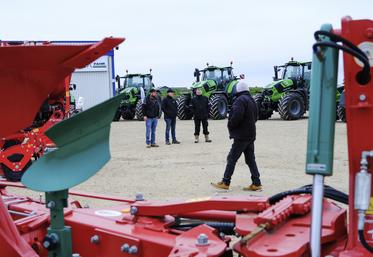 Le 8 décembre à Bouville. Le concessionnaire Nouvellon a ouvert ses portes aux agriculteurs, l'occasion de mettre en avant ses marques partenaires.