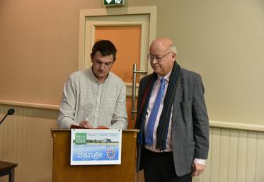 Mathieu Teixeira et Frédéric Néraud, respectivement présidents de la fête de la Sange et de Tourisme Loiret, ont signé une convention partenariale.