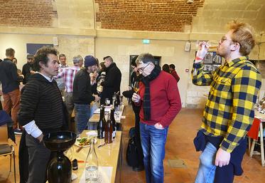 Des dégustations commentées se sont succédé durant le salon des vins du coin au château de Blois le samedi 10 décembre. 