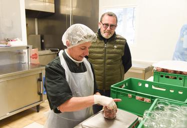 Le 5 décembre, à Tillay-le-Péneux. Le producteur de foie gras, Benoît Pommier et sa cuisinière Séverine, aimeraient mettre autre chose que du pâté dans leurs bocaux&